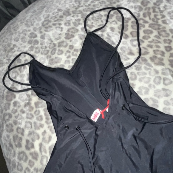 One piece - Picture 2 of 3